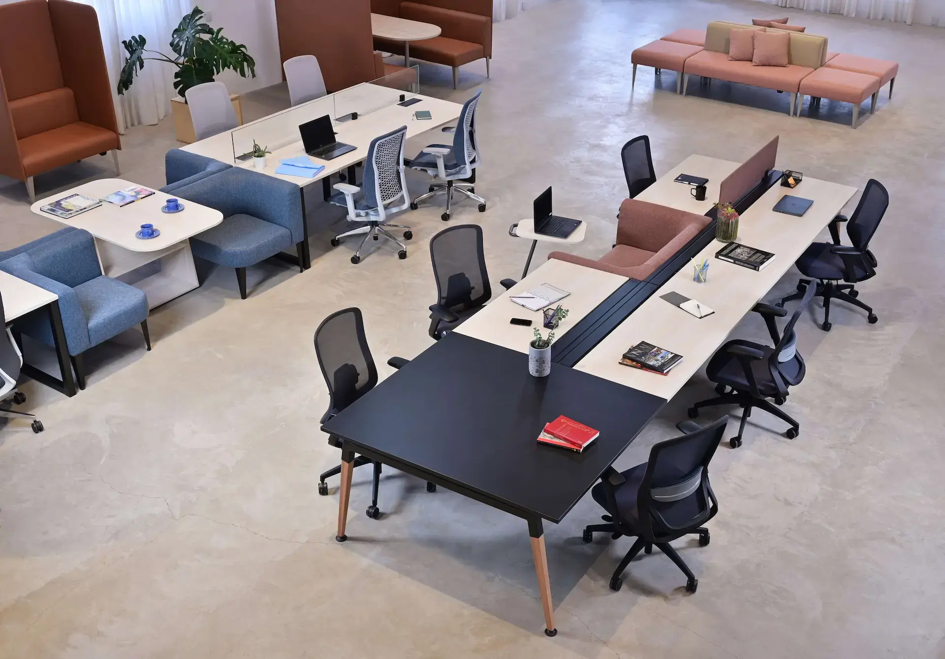 Escritório aberto com mesas e cadeiras organizadas para a colaboração.